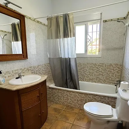 Villa Con Piscina Privada En Urbanizacion Roche Viejo, - Es-180-17